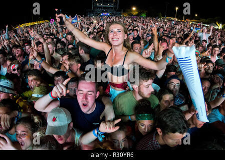 BENICASSIM, SPANIEN - Jul 22: Die Masse in einem Konzert in der FIB Festival am 22 Juli, 2018 in Benicassim, Spanien. Stockfoto