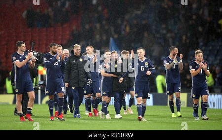 Schottlands James Forrest (Mitte) feiert Sieg nach der UEFA Nationen League, Gruppe C1 Spiel im Hampden Park, Glasgow. Stockfoto