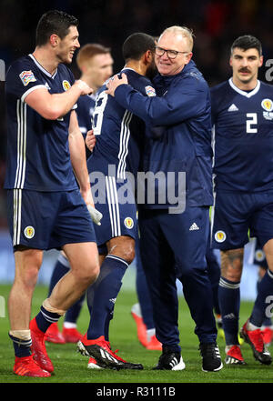 Schottland Manager Alex McLeish (rechts) und Matthew Phillips feiern Sieg nach der UEFA Nationen League, Gruppe C1 Spiel im Hampden Park, Glasgow. Stockfoto