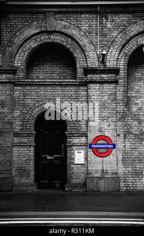 Londoner U-Bahnhof Paddington Station in Schwarz und Weiß Stockfoto