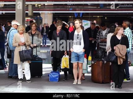 Stockholm, Schweden, 27. Juni 2014: Leute an der Stockholmer Hauptbahnhof warten auf einen Zug. Stockfoto