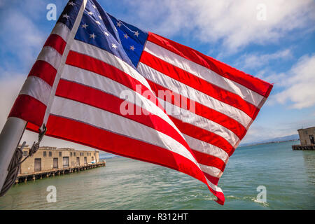 Alcatraz Tour nach Alcatraz Island Bootsfahrt in der Bucht von San Francisco, California, United States. Fähre mit amerikanischer Flagge schwenkten in San Francisco Pier. Stockfoto