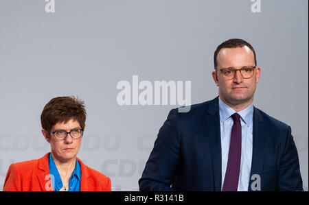 Idar Oberstein, Deutschland. 20 Nov, 2018. CDU-Generalsekretaer Annegret Kramp-Karrenbauer und Gesundheit Minister Jens Spahn (CDU) Fragen der Parteimitglieder auf der Bühne während der CDU-Regionalkonferenz am Idar-Oberstein Messe. Um 2000 CDU-Mitglieder aus Rheinland-Pfalz und dem Saarland nahmen an der zweiten Runde der Einführungen der drei aussichtsreichsten Kandidaten für CDU-Vorsitz. Credit: Silas Stein/dpa/Alamy leben Nachrichten Stockfoto