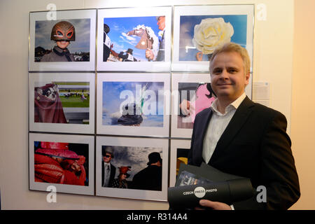 Prag, Tschechische Republik. 20 Nov, 2018. Der erste Ort der tschechischen Presse Foto in der Lifestyle Kategorie CTK reporter Roman Vondrous (Bild) mit seiner Serie Fashion auf Pferderennen in Prag, Tschechische Republik, 20. November 2018 ging. Credit: Katerina Sulova/CTK Photo/Alamy leben Nachrichten Stockfoto