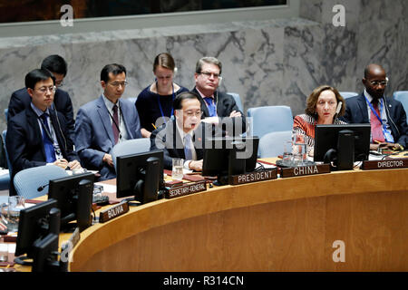 Vereinten Nationen, vorne) Adressen eine Tagung des Sicherheitsrates auf Syrien auf das UN-Hauptquartier in New York. 19 Nov, 2018. Chinas Ständiger Vertreter bei den Vereinten Nationen Ma Zhaoxu (L, vorne) Adressen eine Tagung des Sicherheitsrates auf Syrien auf das UN-Hauptquartier in New York, am 19.11.2018. Ma Zhaoxu am Montag genannt für die Bemühungen, den Waffenstillstand in der syrischen Stadt Idlib aufrecht zu erhalten und eine konstitutionelle Ausschuss so bald wie möglich wiederherzustellen. Credit: Li Muzi/Xinhua/Alamy leben Nachrichten Stockfoto