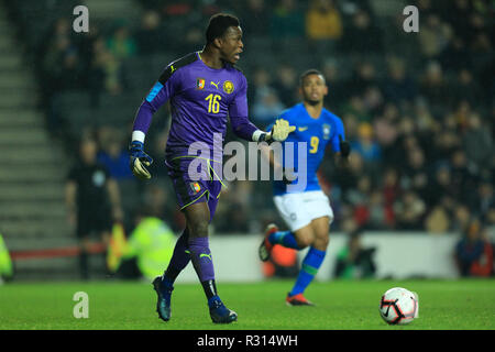 Das Stadion MK, Milton Keynes, UK. 20 Nov, 2018. Internationaler Fußball-freundlich, Brasilien gegen Kamerun; Fabrice Ondoa von Kamerun Credit: Aktion plus Sport/Alamy leben Nachrichten Stockfoto