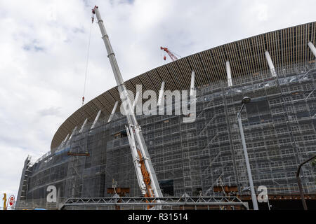 Tokio, Japan. 20 Nov, 2018. Krane sind in der neuen National Stadium im Bau in der Tokyo Shinjuku Station gesehen. Es ist der Schauplatz für die Eröffnungsfeier und das Hauptstadion der Olympischen Spiele 2020 in Tokio und die Paralympischen Spiele. Credit: Rodrigo Reyes Marin/ZUMA Draht/Alamy leben Nachrichten Stockfoto