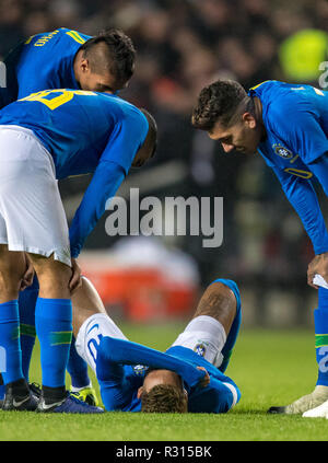 Milton Keynes, UK. 20. November 2018. Mannschaftskameraden Blick über verletzte Neymar (Paris Saint-Germain) von Brasilien während der internationalen Match zwischen Brasilien und Kamerun bei Stadion: mk, Milton Keynes, England am 20. November 2018. Foto von Andy Rowland. Credit: Andrew Rowland/Alamy leben Nachrichten Stockfoto