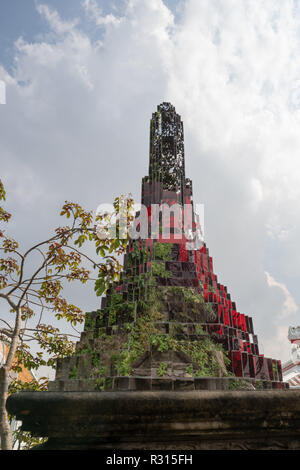 Bangkok, Pathum Thani, Thailand. 19 Nov, 2018. Grand Palace, Bangkok, Thailand. Sanitas Pradittasnee spektakuläre Installation'' im gesamten Universum und darüber hinaus '' auf dem Gelände des Grand Palace in Bangkok, Thailand. Diese Installation ist Teil der "Bab'oder der Bangkok Biennale 2018. das tägliche Leben in Bangkok die Hauptstadt von Thailand. Credit: Enzo Tomasiello/SOPA Images/ZUMA Draht/Alamy leben Nachrichten Stockfoto