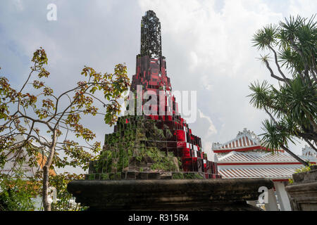 Bangkok, Pathum Thani, Thailand. 19 Nov, 2018. Der Grand Palace, Bangkok, Thailand. Sanitas Pradittasnee spektakuläre Installation'' im gesamten Universum und darüber hinaus '' auf dem Gelände des Grand Palace in Bangkok, Thailand. Diese Installation ist Teil der "Bab'oder der Bangkok Biennale 2018. das tägliche Leben in Bangkok die Hauptstadt von Thailand. Credit: Enzo Tomasiello/SOPA Images/ZUMA Draht/Alamy leben Nachrichten Stockfoto