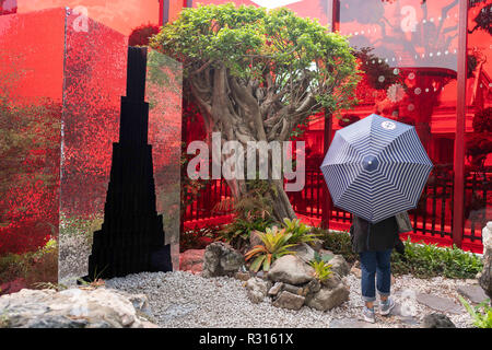 Bangkok, Pathum Thani, Thailand. 19 Nov, 2018. Im Grand Palace, Bangkok, Thailand gesehen. Sanitas Pradittasnee spektakuläre Installation'' im gesamten Universum und darüber hinaus '' auf dem Gelände des Grand Palace in Bangkok, Thailand. Diese Installation ist Teil der "Bab'oder der Bangkok Biennale 2018. das tägliche Leben in Bangkok die Hauptstadt von Thailand. Credit: Enzo Tomasiello/SOPA Images/ZUMA Draht/Alamy leben Nachrichten Stockfoto