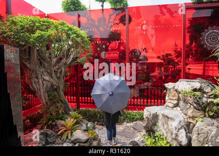 Bangkok, Pathum Thani, Thailand. 19 Nov, 2018. Sanitas Pradittasnee spektakuläre Installation'' im gesamten Universum und darüber hinaus '' auf dem Gelände des Grand Palace in Bangkok, Thailand. Diese Installation ist Teil der "Bab'oder der Bangkok Biennale 2018. das tägliche Leben in Bangkok die Hauptstadt von Thailand. Credit: Enzo Tomasiello/SOPA Images/ZUMA Draht/Alamy leben Nachrichten Stockfoto