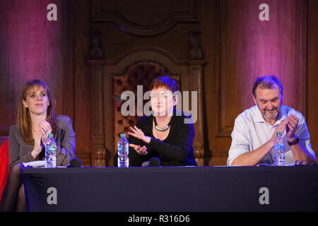 London, Großbritannien. 20. November 2018. Angela Rayner (l, Schatten Ausbildung Sekretärin) und Mary Bousted und Kevin Courtney (r, gemeinsame Generalsekretäre der Nationalen Union (NEU)), ein Marsch für Bildung Kundgebung gegen Krisen im Zusammenhang mit Bildung Finanzierung, Rekrutierung, Mitarbeiterbindung und Vergütung zu protestieren. Credit: Mark Kerrison/Alamy leben Nachrichten Stockfoto