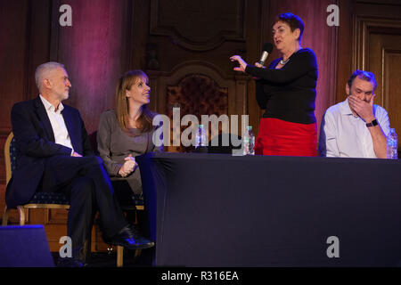 London, Großbritannien. 20. November 2018. Mary Bousted, gemeinsame Generalsekretär des Nationalen Bildung Union (NEU), Adressen ein Marsch für Bildung Kundgebung gegen Krisen im Zusammenhang mit Bildung Finanzierung, Rekrutierung, Mitarbeiterbindung und Vergütung zu protestieren. Credit: Mark Kerrison/Alamy leben Nachrichten Stockfoto