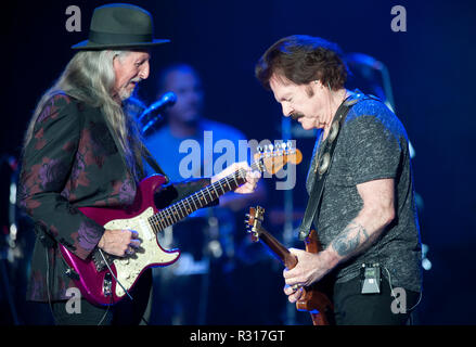 Mai 11, 2018 - Raleigh, North Carolina; USA - Musiker Tom Johnston und PATRICK SIMMONS von den Doobie Brothers führt leben, wie ihre Tour 2018 macht Halt an der Küste Credit Union Musik Park in Walnut Creek in Raleigh Copyright 2018 Jason Moore befindet. Credit: Jason Moore/ZUMA Draht/Alamy leben Nachrichten Stockfoto