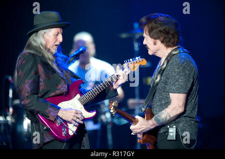 Mai 11, 2018 - Raleigh, North Carolina; USA - Musiker Tom Johnston und PATRICK SIMMONS von den Doobie Brothers führt leben, wie ihre Tour 2018 macht Halt an der Küste Credit Union Musik Park in Walnut Creek in Raleigh Copyright 2018 Jason Moore befindet. Credit: Jason Moore/ZUMA Draht/Alamy leben Nachrichten Stockfoto