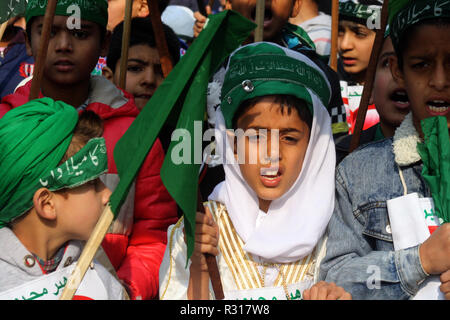 Srinagar, Kashmir. 21. November 2018. Schule Kinder religiösen Parolen, wie Sie nehmen Teil an Eid-Milad-un-Nabi Feierlichkeiten anlässlich des Propheten Mohammad Geburtstag. Seine Geburt Jubiläum erinnert im dritten Monat des islamischen Kalenders Rabi' al-Awwal Credit: sofi Suhail/Alamy leben Nachrichten Stockfoto