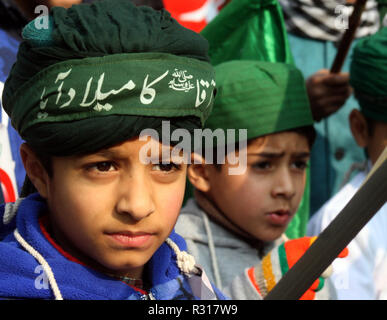 Srinagar, Kashmir. 21. November 2018. Schule Kinder religiösen Parolen, wie Sie nehmen Teil an Eid-Milad-un-Nabi Feierlichkeiten anlässlich des Propheten Mohammad Geburtstag. Seine Geburt Jubiläum erinnert im dritten Monat des islamischen Kalenders Rabi' al-Awwal Credit: sofi Suhail/Alamy leben Nachrichten Stockfoto