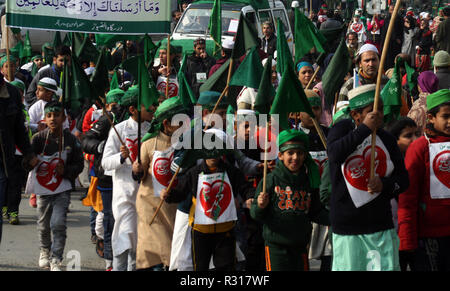 Srinagar, Kashmir. 21. November 2018. Schule Kinder religiösen Parolen, wie Sie nehmen Teil an Eid-Milad-un-Nabi Feierlichkeiten anlässlich des Propheten Mohammad Geburtstag. Seine Geburt Jubiläum erinnert im dritten Monat des islamischen Kalenders Rabi' al-Awwal Credit: sofi Suhail/Alamy leben Nachrichten Stockfoto