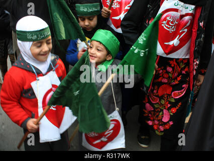 Srinagar, Kashmir. 21. November 2018. Schule Kinder religiösen Parolen, wie Sie nehmen Teil an Eid-Milad-un-Nabi Feierlichkeiten anlässlich des Propheten Mohammad Geburtstag. Seine Geburt Jubiläum erinnert im dritten Monat des islamischen Kalenders Rabi' al-Awwal Credit: sofi Suhail/Alamy leben Nachrichten Stockfoto