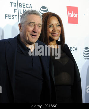 NEW YORK, NY - 21. April: Harvey Keitel, Robert De Niro, Grace Hightower besucht die 'Taxi Driver' 40. Jahrestag Feier während des Tribeca Film Festival 2016 im Beacon Theatre am 21. April 2016 in New York City. Personen: Harvey Keitel, Robert De Niro, Grace Hightower Stockfoto