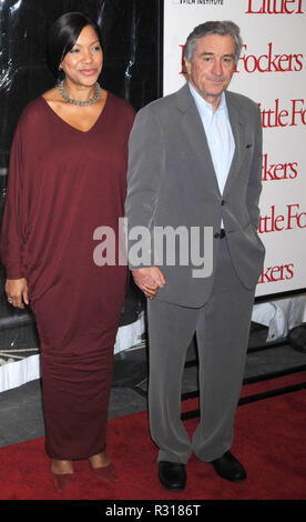 NEW YORK, NY - 15. Dezember: Robert De Niro Grace Hightower besucht die Weltpremiere von "Little Fockers" im Ziegfeld Theatre am 15. Dezember 2010 in New York City People: Robert De Niro Grace Hightower Stockfoto