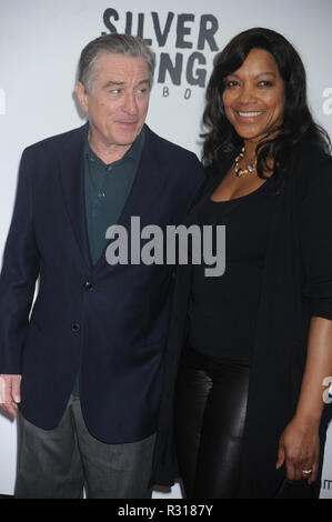 NEW YORK, NY - 12. NOVEMBER: Robert De Niro Grace Hightower besucht die 'Silver Auskleidungen Playbook" Tribeca lehrt profitieren Premiere im Ziegfeld Theatre am 12. November 2012 in New York City People: Robert De Niro Grace Hightower Stockfoto