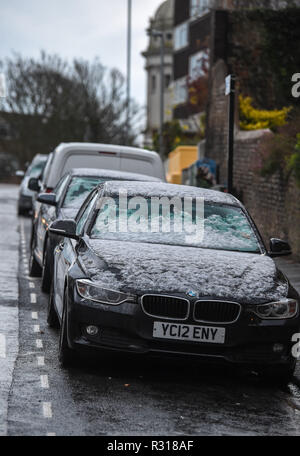 Brighton UK 21. November 2018 - Schnee und Eis legt auf Autos in der Queens Park von Brighton als kalte Wetter fegt über Großbritannien: Simon Dack/Alamy leben Nachrichten Stockfoto