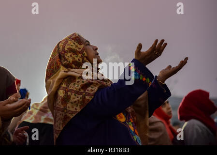 Srinagar, Kashmir. 21. November 2018. Kaschmir muslimischen Frau gesehen und bat für Segen an einem Schrein in Srinagar, am Vorabend des Eid-e-Milad-un-Nab, den Geburtstag des Propheten Muhammad, Friede sei mit ihm. Tausende von kaschmirische Muslime wurden im Heiligtum im Sommer Hauptstadt von Jammu und Kaschmir versammelt Gebete am Geburtstag des Propheten zu bieten. Credit: ZUMA Press, Inc./Alamy leben Nachrichten Stockfoto