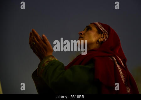 Srinagar, Kashmir. 21. November 2018. Kaschmir muslimischen Frau gesehen und bat für Segen an einem Schrein in Srinagar, am Vorabend des Eid-e-Milad-un-Nab, den Geburtstag des Propheten Muhammad, Friede sei mit ihm. Tausende von kaschmirische Muslime wurden im Heiligtum im Sommer Hauptstadt von Jammu und Kaschmir versammelt Gebete am Geburtstag des Propheten zu bieten. Credit: ZUMA Press, Inc./Alamy leben Nachrichten Stockfoto