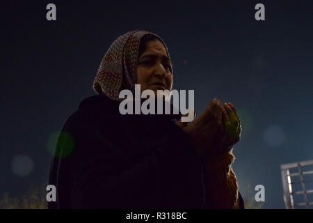 Srinagar, Kashmir. 21. November 2018. Kaschmir muslimischen Frau gesehen und bat für Segen an einem Schrein in Srinagar, am Vorabend des Eid-e-Milad-un-Nab, den Geburtstag des Propheten Muhammad, Friede sei mit ihm. Tausende von kaschmirische Muslime wurden im Heiligtum im Sommer Hauptstadt von Jammu und Kaschmir versammelt Gebete am Geburtstag des Propheten zu bieten. Credit: ZUMA Press, Inc./Alamy leben Nachrichten Stockfoto