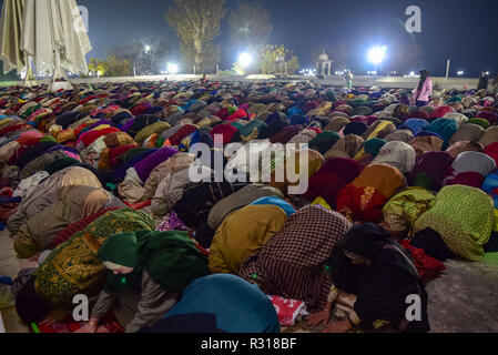 Srinagar, Kashmir. 21. November 2018. Kaschmir Muslimische Frauen werden gesehen bietet das Morgengebet an einem Schrein in Srinagar, am Vorabend des Eid-e-Milad-un-Nab, den Geburtstag des Propheten Muhammad, Friede sei mit ihm. Tausende von kaschmirische Muslime wurden im Heiligtum im Sommer Hauptstadt von Jammu und Kaschmir versammelt Gebete am Geburtstag des Propheten zu bieten. Credit: ZUMA Press, Inc./Alamy leben Nachrichten Stockfoto