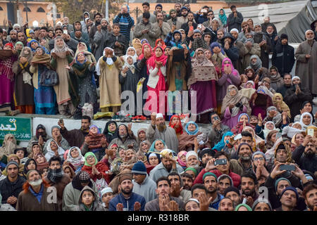 Srinagar, Kashmir. 21. November 2018. Kaschmirische Muslime werden gesehen reagieren als der Kopf, der Priester (gerahmt) heilige Reliquie geglaubt, ein Haar von der Bart des Propheten Muhammad, Friede sei mit ihm an einem Schrein in Srinagar, am Vorabend der Eid zeigt - e-Milad-un-Nab, den Geburtstag des Propheten Muhammad, Friede sei mit ihm. Tausende von kaschmirische Muslime wurden im Heiligtum im Sommer Hauptstadt von Jammu und Kaschmir versammelt Gebete am Geburtstag des Propheten zu bieten. Credit: ZUMA Press, Inc./Alamy leben Nachrichten Stockfoto