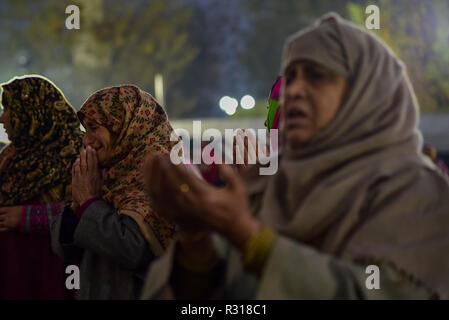 Srinagar, Kashmir. 21. November 2018. Kaschmir muslimischen Frau gesehen und bat für Segen an einem Schrein in Srinagar, am Vorabend des Eid-e-Milad-un-Nab, den Geburtstag des Propheten Muhammad, Friede sei mit ihm. Tausende von kaschmirische Muslime wurden im Heiligtum im Sommer Hauptstadt von Jammu und Kaschmir versammelt Gebete am Geburtstag des Propheten zu bieten. Credit: ZUMA Press, Inc./Alamy leben Nachrichten Stockfoto