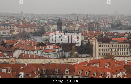 Prag. 20 Nov, 2018. Foto an November 20, 2018 zeigt eine Ansicht der Stadt Prag, die Hauptstadt der Tschechischen Republik. Eine historische Stadt, die Tschechische Hauptstadt mit vielen mittelalterlichen Denkmälern geschmückt ist. Entlang der Voltava Fluss, der Altstadt, der Kleinseite und der neuen Stadt wurden zwischen dem 11. und 18. Jahrhundert gebaut. Das historische Zentrum von Prag wurde von der UNESCO in die Liste des Erbes der Welt im Jahr 1992 enthalten. Credit: Zheng Huansong/Xinhua/Alamy leben Nachrichten Stockfoto