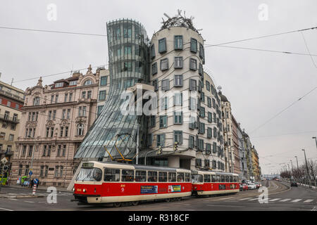 Prag, Tschechische Republik. 20 Nov, 2018. Eine Tram durch das Tanzende Haus in Prag, Hauptstadt der Tschechischen Republik, Nov. 20, 2018. Eine historische Stadt, die Tschechische Hauptstadt mit vielen mittelalterlichen Denkmälern geschmückt ist. Entlang der Voltava Fluss, der Altstadt, der Kleinseite und der neuen Stadt wurden zwischen dem 11. und 18. Jahrhundert gebaut. Das historische Zentrum von Prag wurde von der UNESCO in die Liste des Erbes der Welt im Jahr 1992 enthalten. Credit: Zheng Huansong/Xinhua/Alamy leben Nachrichten Stockfoto