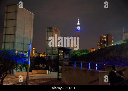 Johannesburg, Südafrika, 20. November 2018. UNICEF feiert Weltkindertag in Südafrika am Constitution Hill. An den Tag gedenken, der Organisation beleuchtet Gefängnis der alte Frauen hier blau und installierte eine neue Statue namens "Hoffnung." Das Verfassungsgericht am Constitution Hill, wo die Apartheid Regierung in der Vergangenheit gehalten Gefangene, darunter Nelson Mandela. Credit: Eva-Lotta Jansson/Alamy leben Nachrichten Stockfoto