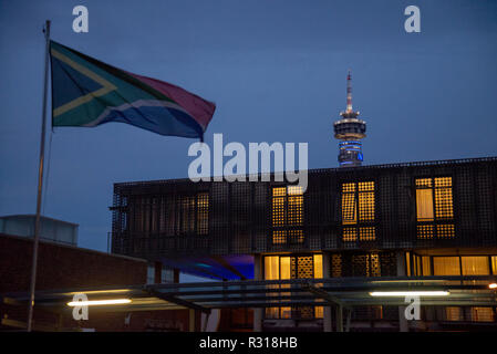 Johannesburg, Südafrika, 20. November 2018 Der Mond erhebt sich über Constitution Hill. Das Verfassungsgericht am Constitution Hill, wo die Apartheid Regierung in der Vergangenheit gehalten Gefangene, darunter Nelson Mandela. Credit: Eva-Lotta Jansson/Alamy leben Nachrichten Stockfoto