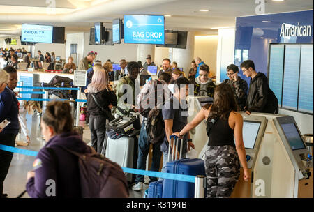 Los Angeles, USA. 20 Nov, 2018. Urlaub Reisende Check-in am Los Angeles International Airport in Los Angeles, USA, Nov. 20, 2018. Schätzungsweise 4,2 Millionen Bewohner der Stadt für das lange Wochenende verlassen, nach der Automobilclub von Südkalifornien. Credit: Zhao Hanrong/Xinhua/Alamy leben Nachrichten Stockfoto