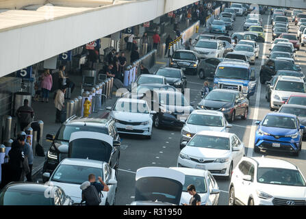 Los Angeles, USA. 20 Nov, 2018. Urlaub Reisenden kommen am Los Angeles International Airport in Los Angeles, USA, Nov. 20, 2018. Schätzungsweise 4,2 Millionen Bewohner der Stadt für das lange Wochenende verlassen, nach der Automobilclub von Südkalifornien. Credit: Zhao Hanrong/Xinhua/Alamy leben Nachrichten Stockfoto