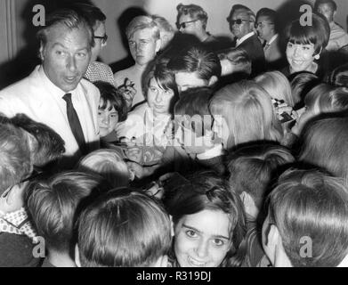 Hollywood Star Lex Barker wird von Fans nach seiner Ankunft auf dem Flughafen Berlin-Tegel am 30. Juni 1967 überwältigt. | Verwendung weltweit Stockfoto