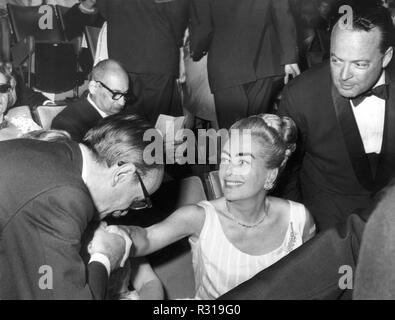 Staatssekretär Dr. Felix von Eckardt (l) begrüßt die US Schauspielerin Joan Crawford bei einem Empfang im Zoo-Palast anlässlich der 13. Internationalen Filmfestspiele in Berlin am 30. Juni 1963. Auf der rechten Seite der amerikanische Botschafter in Deutschland, George McGhee. | Verwendung weltweit Stockfoto