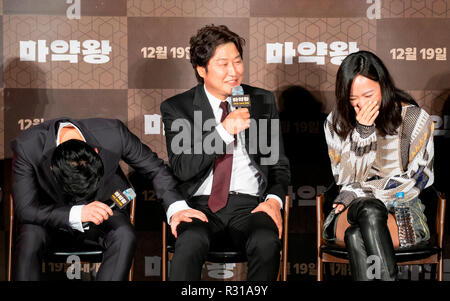 Jo Jung-Suk, Song Kang-Ho, Bae Doona, Nov. 19, 2018: (L-R) Koreanische Schauspieler Jo Jung-Suk und Song Kang-Ho sprechen mit Schauspielerin Bae Doo-Na während einer Pressekonferenz für Ihren neuen Südkoreanischen Film, Droge König, in Seoul, Südkorea. "König" cinematized die wahre Lebensgeschichte eines gewöhnlichen low-level Betäubungsmittel Händler, wurde ein notorischer Koreanischen Drogehauptperson in Südkorea in den 1970er Jahren. Quelle: Lee Jae-Won/LBA/Alamy leben Nachrichten Stockfoto