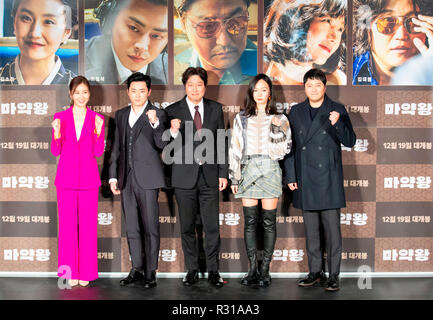 So-Jin Kim, Jo Jung-Suk, Song Kang-Ho, Bae Doona und Kim Dae-Myung, 19.November 2018: die Darsteller (L-R), Jo Jung-Suk So-Jin Kim, Song Kang-Ho, Bae Doona und Kim Dae-Myung während einer Pressekonferenz stellen für Ihre neuen Südkoreanischen Film, Droge König, in Seoul, Südkorea. "König" cinematized die wahre Lebensgeschichte eines gewöhnlichen low-level Betäubungsmittel Händler, wurde ein notorischer Koreanischen Drogehauptperson in Südkorea in den 1970er Jahren. Quelle: Lee Jae-Won/LBA/Alamy leben Nachrichten Stockfoto