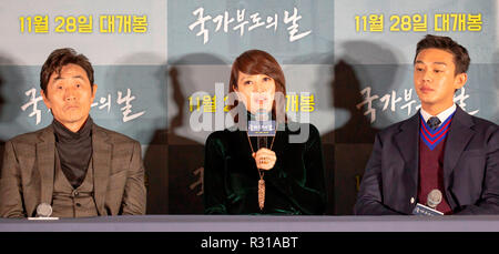 Huh, joon-ho Kim Hye-Soo und Yoo Ah-In, 19.November 2018: die Darsteller (L-R) Huh, joon-ho Kim Hye-Soo und Yoo Ah-In eine Pressekonferenz nach einer Presse Vorschau Ihrer neuen Südkoreanischen Film 'Default' in Seoul, Südkorea. 'Default' erzählt eine schwierige Zeit für Südkorea, wenn es am Rande des Bankrotts wurde während der asiatischen Finanzkrise 1997. Der französische Schauspieler Vincent Cassel spielt die Rolle des Geschäftsführenden Direktor des Internationalen Währungsfonds (IWF). Quelle: Lee Jae-Won/LBA/Alamy leben Nachrichten Stockfoto