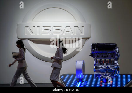 Yokohama, Japan. 19 Nov, 2018. Ein Blick auf die Automobilindustrie riesige Japans Nissan Motor Company Ltd Sitz Showroom in Yokohama, Japan am Montag, 19. November 2018. Ghosn, zusammen mit dem Executive Greg Kelly, wurden von der Staatsanwaltschaft zur Anklage der Einreichung des Jahresberichts Wertpapiere Berichte mit gefälschten Aussagen verhaftet. Quelle: LBA/Alamy leben Nachrichten Stockfoto