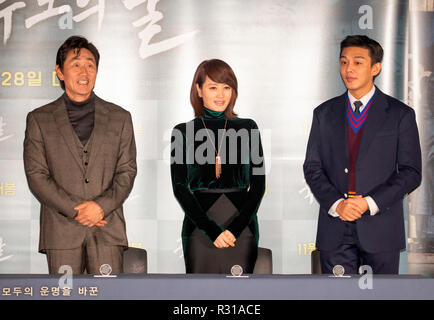 Huh, joon-ho Kim Hye-Soo und Yoo Ah-In, 19.November 2018: die Darsteller (L-R) Huh, joon-ho Kim Hye-Soo und Yoo Ah-In eine Pressekonferenz nach einer Presse Vorschau Ihrer neuen Südkoreanischen Film 'Default' in Seoul, Südkorea. 'Default' erzählt eine schwierige Zeit für Südkorea, wenn es am Rande des Bankrotts wurde während der asiatischen Finanzkrise 1997. Der französische Schauspieler Vincent Cassel spielt die Rolle des Geschäftsführenden Direktor des Internationalen Währungsfonds (IWF). Quelle: Lee Jae-Won/LBA/Alamy leben Nachrichten Stockfoto