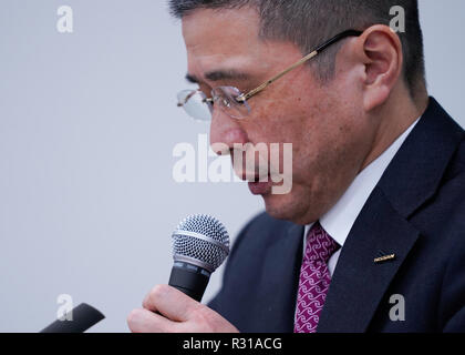 Yokohama, Japan. 19 Nov, 2018. Japans Automobilindustrie riesige Nissan Motor Company Ltd. Präsident Hiroto Saikawa kündigt an, dass sich CEO Carlos Ghosn eine Corporate Governance und Compliance Ausgabe auf einer Pressekonferenz misconducted am Sitz der Automobilhersteller in Yokohama, Japan am Montag, 19. November 2018. Ghosn, zusammen mit dem Executive Greg Kelly, wurden von der Staatsanwaltschaft zur Anklage der Einreichung des Jahresberichts Wertpapiere Berichte mit gefälschten Aussagen verhaftet. Quelle: LBA/Alamy leben Nachrichten Stockfoto