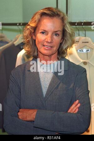 (Dpa) - Der deutsche Modedesigner Jil Sander Lächeln bei der Eröffnung ihrer neuen Store in München, 13. September 1996. | Verwendung weltweit Stockfoto