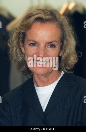 (Dpa) - Der deutsche Modedesigner Jil Sander Lächeln bei der Eröffnung ihrer neuen Flagship Store in Hamburg, 18. September 1997. Der Shop hat 500 qm und ein 40 Meter langen Schaufenster. Jil Sander hatte lange widerstanden, die ihren ersten Shop in Hamburg Pöseldorf, die sie 1966 eröffnet. | Verwendung weltweit Stockfoto